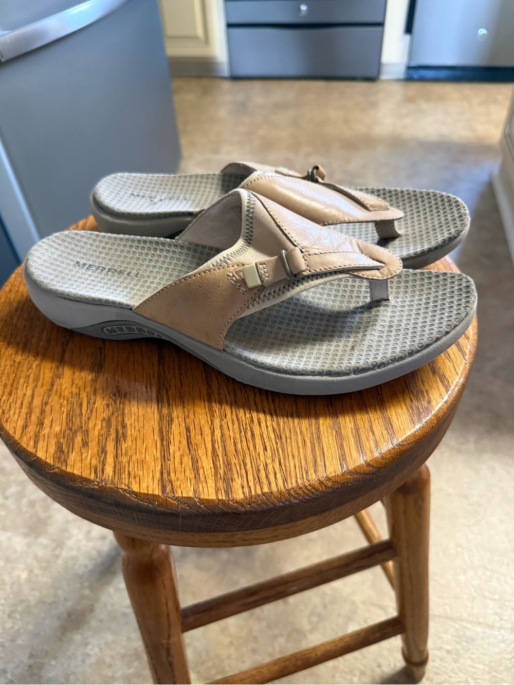 Merrell Women’s Beige Leather Thong Sandals with Gray Footbed